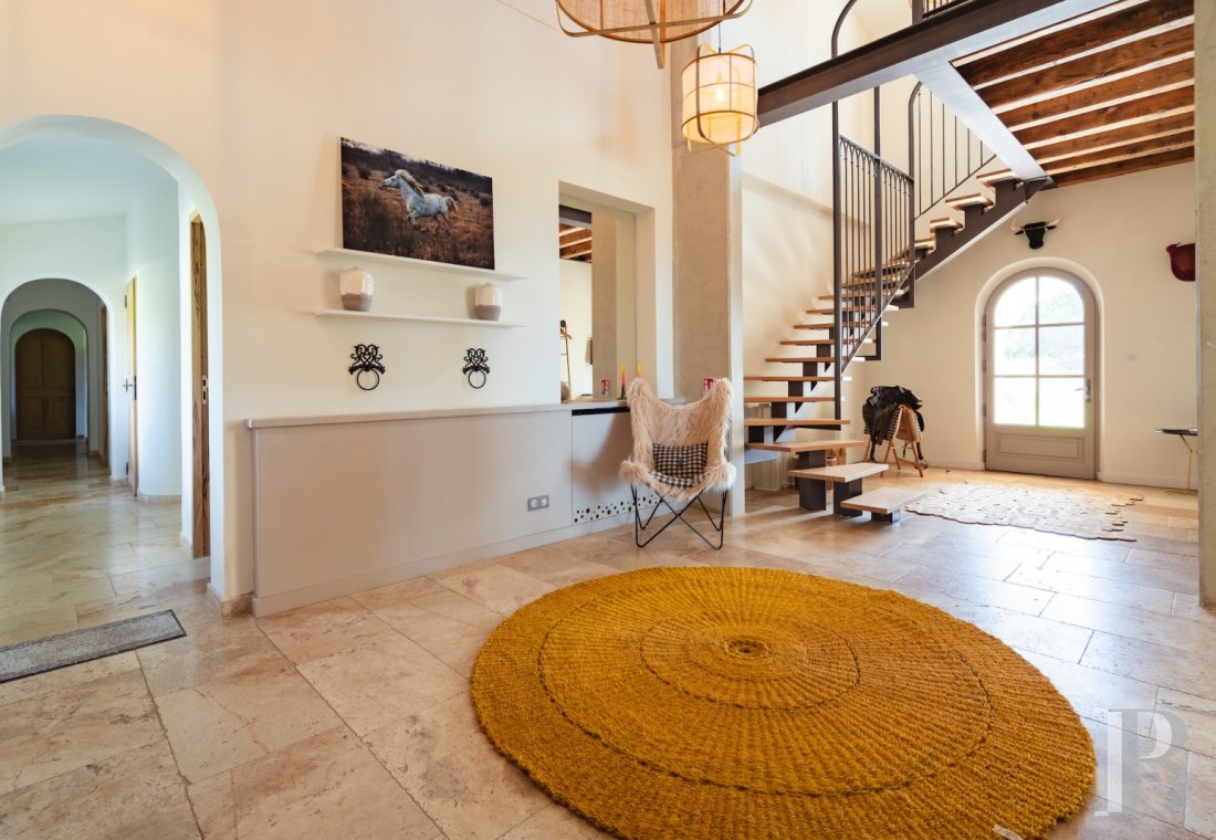 A farmhouse set amidst the marshes north of Saintes-Maries-de-la-Mer, in the Camargue - photo  n°8